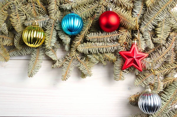 Motif en bois blanc de Noël avec branches d'arbre de Noël et — Photo