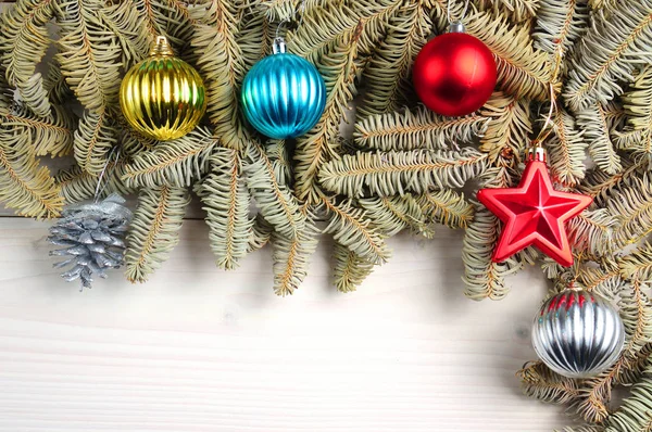 Patrón de madera blanco navideño con ramas de árbol de Navidad y —  Fotos de Stock