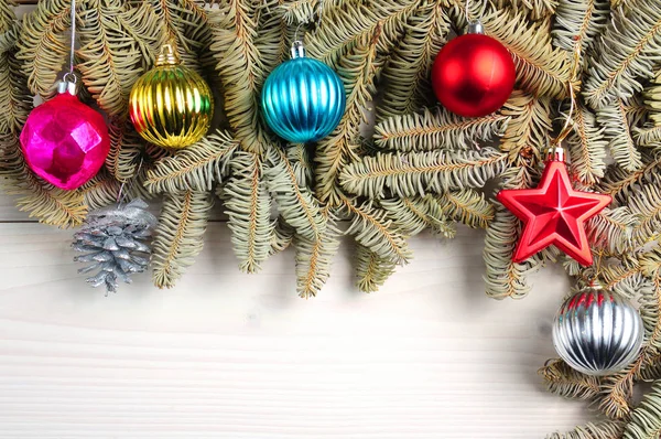 Patrón de madera blanco navideño con ramas de árbol de Navidad y — Foto de Stock