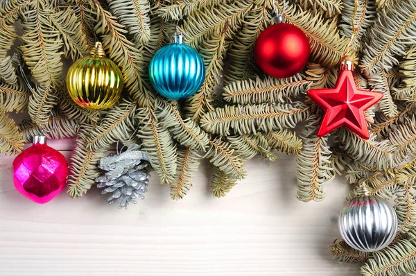 Patrón de madera blanco navideño con ramas de árbol de Navidad y — Foto de Stock