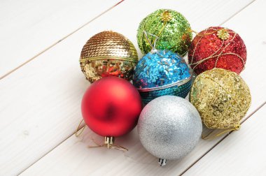 Noel ağacı dallarıyla beyaz ahşap desenli Noel ağacı ve 