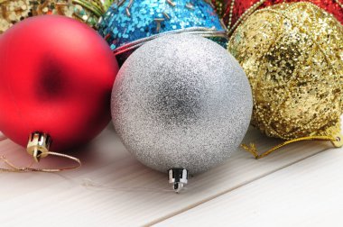 Noel ağacı dallarıyla beyaz ahşap desenli Noel ağacı ve 