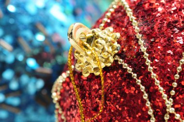 Yılbaşı ve yeni yıl balosu beyaz bir taşrada parlıyor.