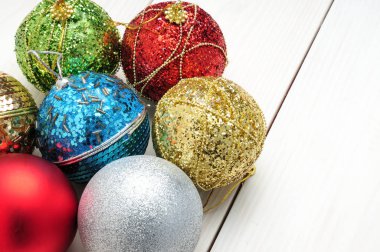 Noel ağacı dallarıyla beyaz ahşap desenli Noel ağacı ve 