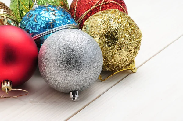 Patrón de madera blanco navideño con ramas de árbol de Navidad y — Foto de Stock