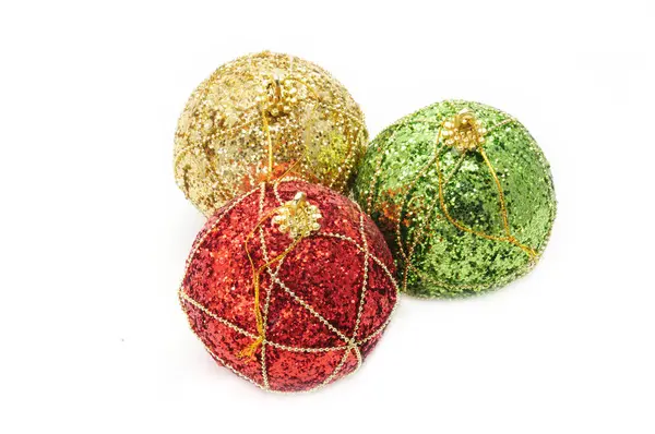 Jul och nyår boll av glänsande färg på en vit backgrou — Stockfoto