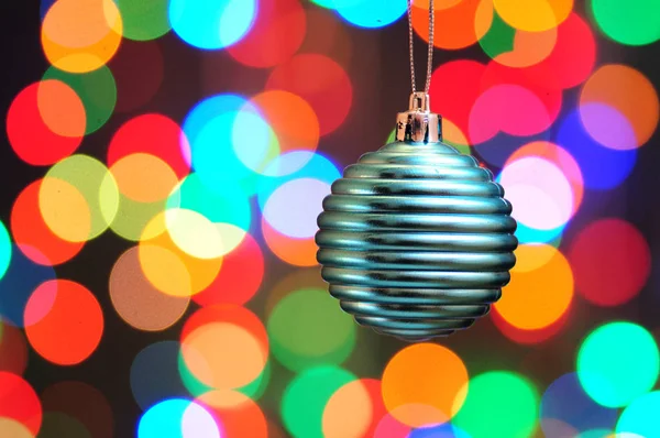 Juguetes de Navidad y Año Nuevo sobre un fondo de color con bokeh —  Fotos de Stock