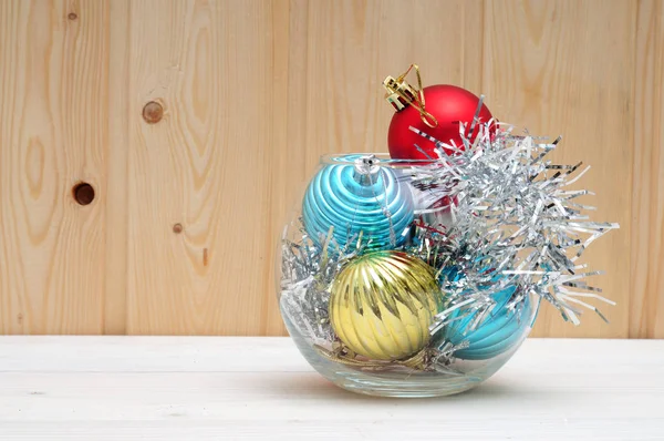 Jouets de Noël et du Nouvel An dans un aquarium en verre — Photo