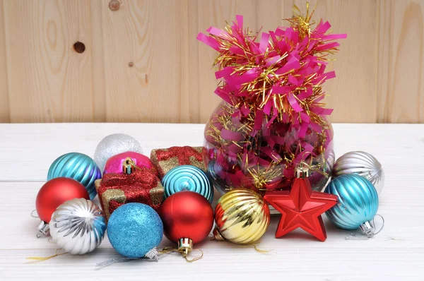 Jouets de Noël et du Nouvel An dans un aquarium en verre — Photo