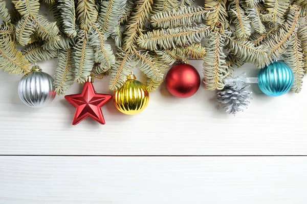 Christmas white wooden pattern with Christmas tree branches and — Stock Photo, Image