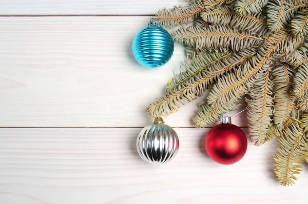 Christmas white wooden pattern with Christmas tree branches and — Stock Photo, Image