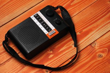 Radyo programlarını ahşap arka planda dinlemek için klasik bir radyo.