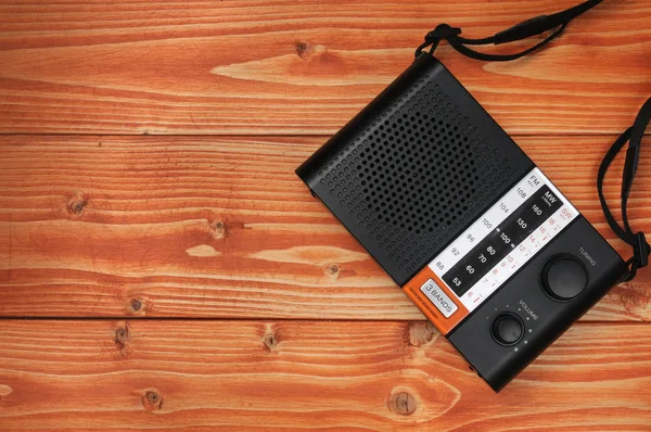 木製の背景にラジオ番組を聴くためのヴィンテージラジオ — ストック写真