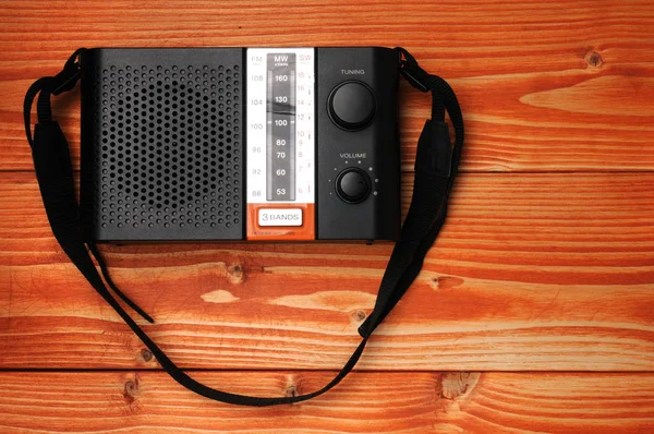 老式收音机 用于在木制背景下听广播节目 — 图库照片
