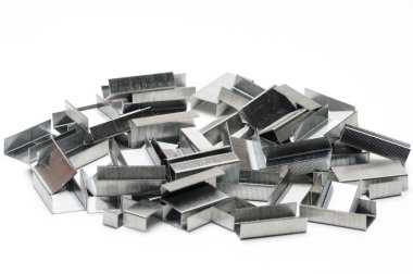 İzole edilmiş beyaz arkaplandaki zımbadan ataç.