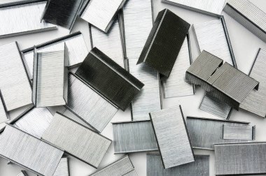 İzole edilmiş beyaz arkaplandaki zımbadan ataç.