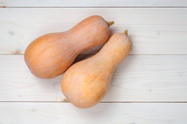 Ahşap arka planda doğal ışığı olan balkabaklarının yaşamı