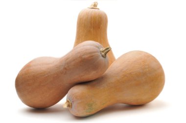 İzole edilmiş beyaz arka planda turuncu, olgun balkabağı.