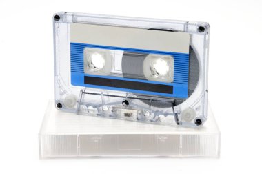 İzole beyaz arka planda manyetik kayıt için Vintage kompakt ses bantları. Compact cassettte