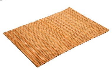 İzole edilmiş beyaz arkaplanda bambu hasırı