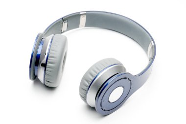 İzole edilmiş beyaz bir arkaplanda müzik ve ses dinlemek için modern kulaklıklar