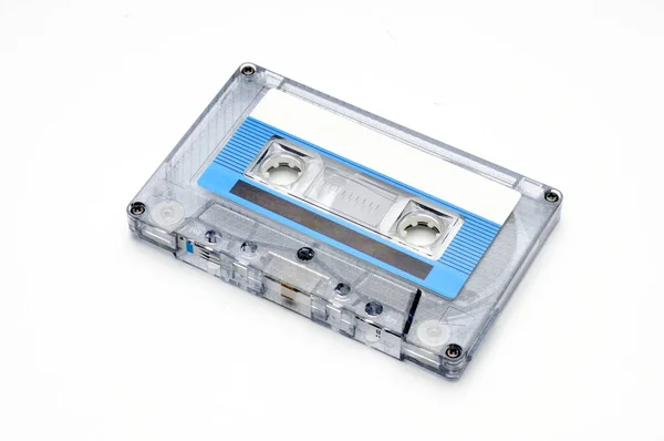 隔離された白い背景の磁気記録のためのヴィンテージコンパクトなオーディオテープ — ストック写真