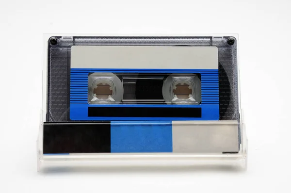 Zole Beyaz Arka Planda Manyetik Kayıt Için Vintage Kompakt Ses — Stok fotoğraf