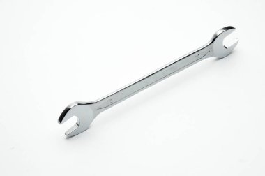 İzole edilmiş beyaz arkaplanda somun ve cıvatalar için anahtarName