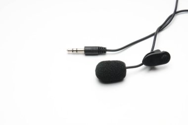 İzole edilmiş beyaz arka plandaki muhabirler için Lavalier mikrofonu