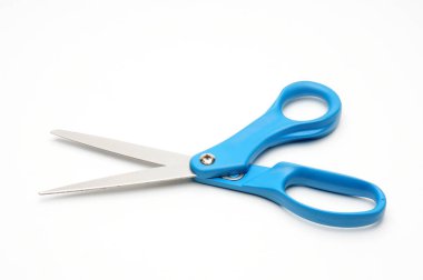 Terziler için mavi saplı makas izole beyaz arka planda