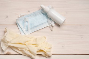 Koruyucu tıbbi maske, lastik eldivenler ve eller için alkol çözeltisi ve önleme için açık bir yüzey.