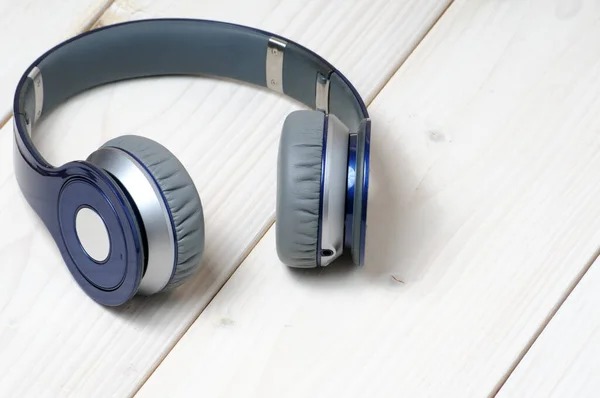 Kék Ezüst Modern Fejhallgató Zenét Hallgatni Egy Fehér Háttér — Stock Fotó