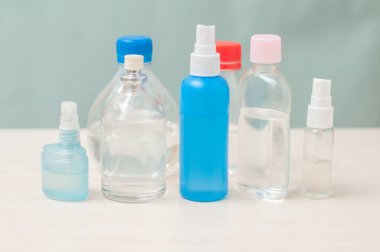 Açık yüzeylerin korunması için koruyucu alkol çözeltisi.