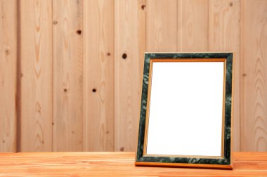 Ahşap arka planda resimler ve resimler için gök mavisi desenli altın çerçeve