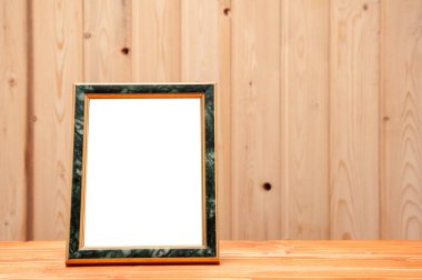 Ahşap arka planda resimler ve resimler için gök mavisi desenli altın çerçeve