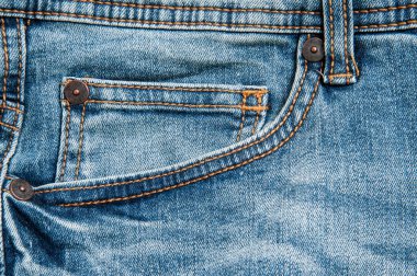 Ahşap arka planda mavi kot pantolon