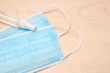 Korumacı tıbbi yüz maskesi ve açığa çıkan yüzeylerin korunması için etkili alkol çözeltisi.