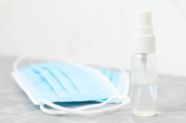 Korumacı tıbbi yüz maskesi ve açığa çıkan yüzeylerin korunması için etkili alkol çözeltisi.