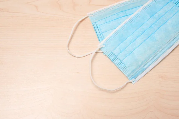 Korumacı tıbbi yüz maskesi ve açığa çıkan yüzeylerin korunması için etkili alkol çözeltisi.