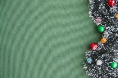 Yeni yıl tinsel, garland, yeşil bir arka plan üstüne