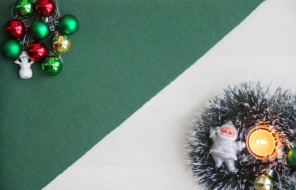 Christmas Ornament, snögubbe, tomte, nyår glitter, brinnande ljus på en grön bakgrund — Stockfoto