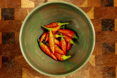 Seramik biber kabında kırmızı biber