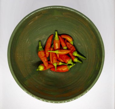 Seramik biber kabında kırmızı biber