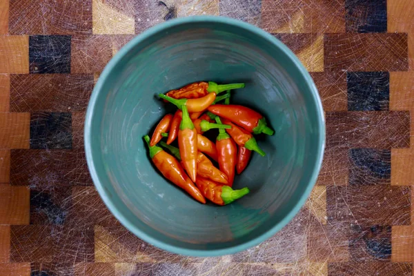 Pimentos Malagueta Frango Cerâmico — Fotografia de Stock