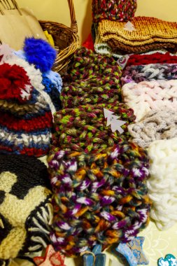 Bir yığın el yapımı şallar.