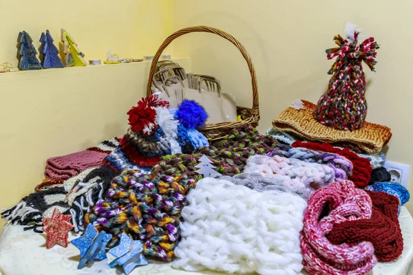 Een Stapel Van Hand Gemaakte Winter Sjaals — Stockfoto
