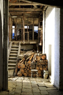 Şömine için odun ve eski bir sandalye.