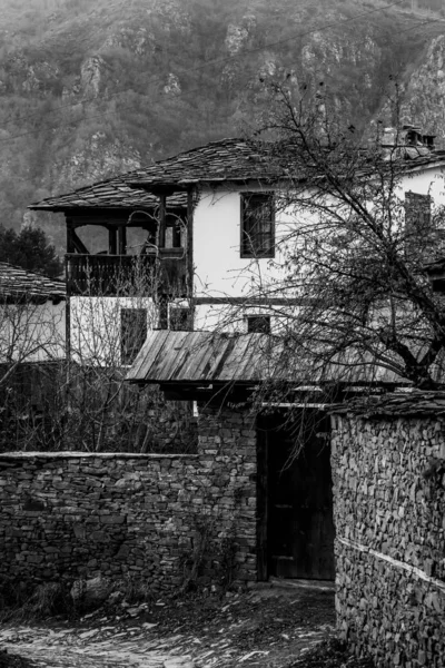 Eski Bulgar köyü Kovaçevitsa 'nın sokak manzarası