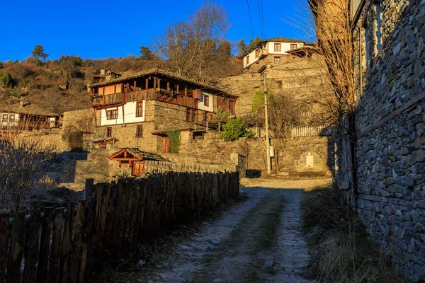 Gatuutsikt Över Den Gamla Bulgariska Byn Kovachevitsa — Stockfoto