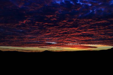 Bulgaristan 'ın Kunino köyü üzerinde gün batımı